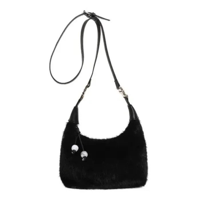 Sac à main en fausse fourrure avec pompons – Tendance hiver, doux et élégant