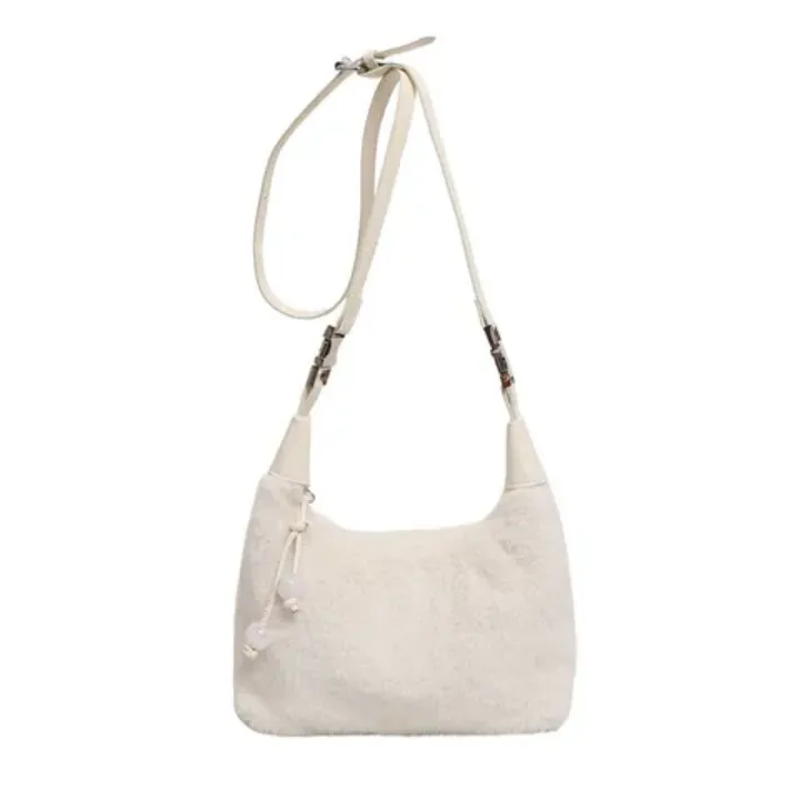 Sac à main en fausse fourrure avec pompons – Tendance hiver, doux et élégant