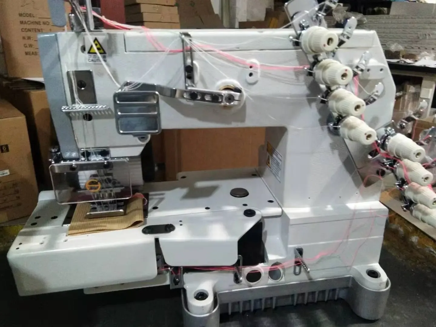 Machine à Coudre Industrielle LINGRAI ST-04085P/VWL – 4 Aiguilles, 8 Fils, Large Espacement 8,5 mm, Levée de Pied 12 mm