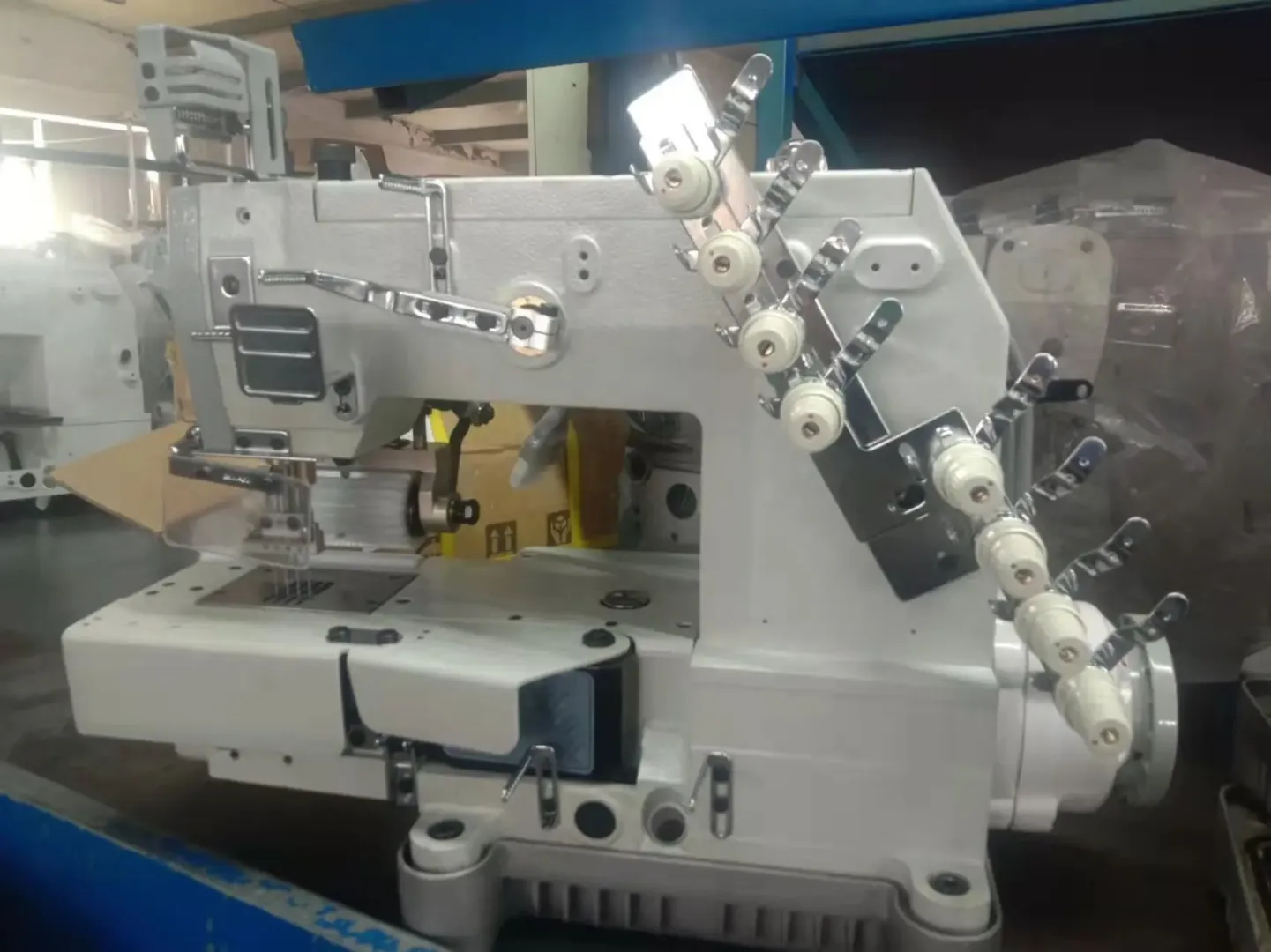 Machine à Coudre Industrielle LINGRAI ST-04085P/VWL – 4 Aiguilles, 8 Fils, Large Espacement 8,5 mm, Levée de Pied 12 mm