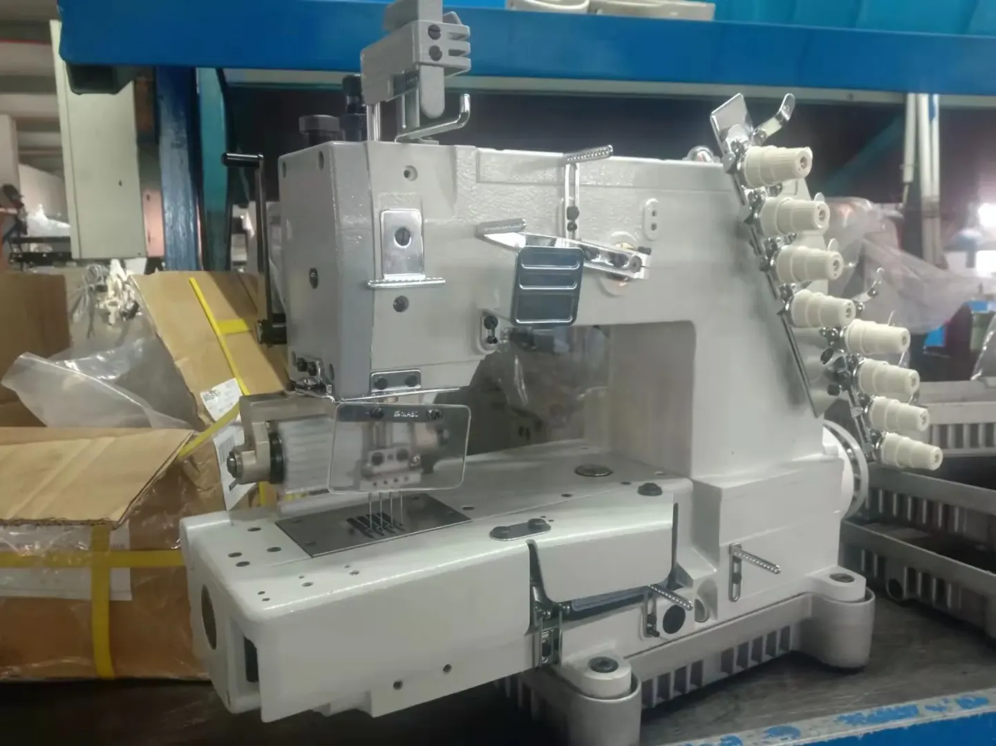 Machine à Coudre Industrielle LINGRAI ST-04085P/VWL – 4 Aiguilles, 8 Fils, Large Espacement 8,5 mm, Levée de Pied 12 mm