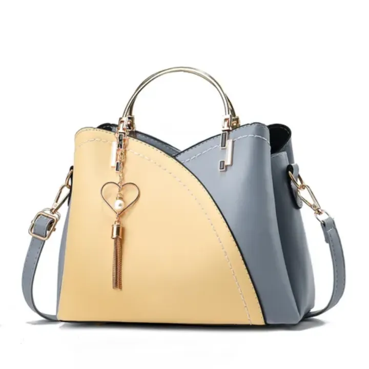 Sac à Main Femme Élégant Bicolore avec Poignée Métallique et Pendentif Charm – Style Chic et Moderne en Cuir PU