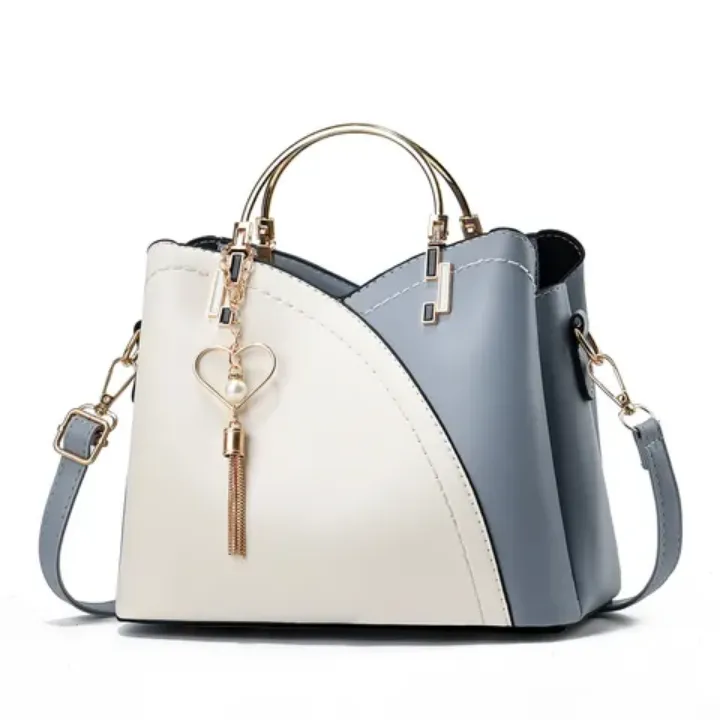 Sac à Main Femme Élégant Bicolore avec Poignée Métallique et Pendentif Charm – Style Chic et Moderne en Cuir PU