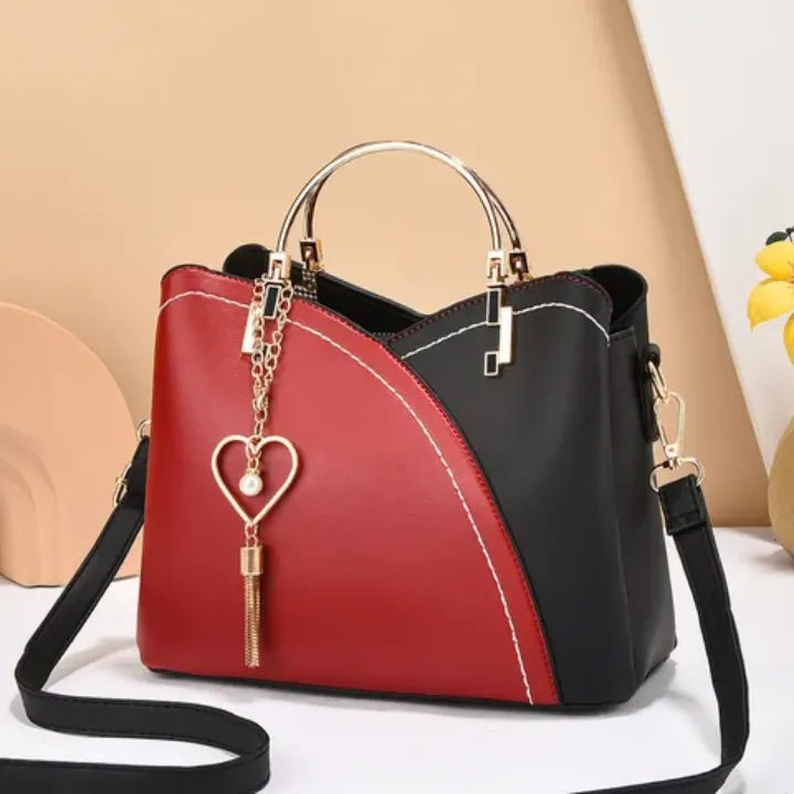 Sac à Main Femme Élégant Bicolore avec Poignée Métallique et Pendentif Charm – Style Chic et Moderne en Cuir PU