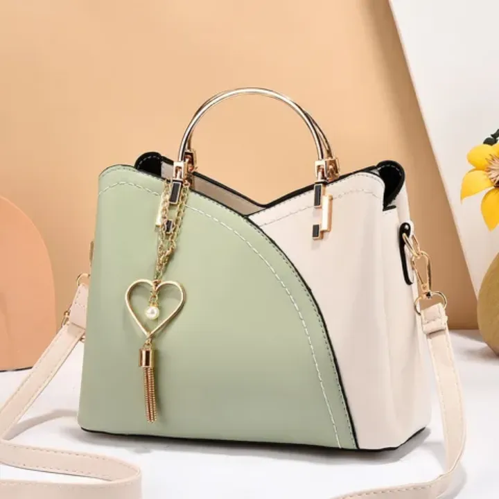 Sac à Main Femme Élégant Bicolore avec Poignée Métallique et Pendentif Charm – Style Chic et Moderne en Cuir PU