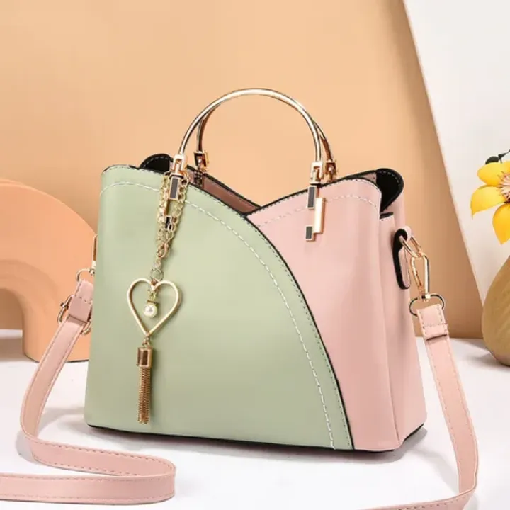 Sac à Main Femme Élégant Bicolore avec Poignée Métallique et Pendentif Charm – Style Chic et Moderne en Cuir PU