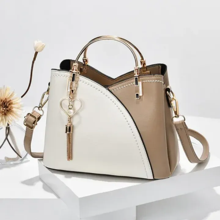 Sac à Main Femme Élégant Bicolore avec Poignée Métallique et Pendentif Charm – Style Chic et Moderne en Cuir PU