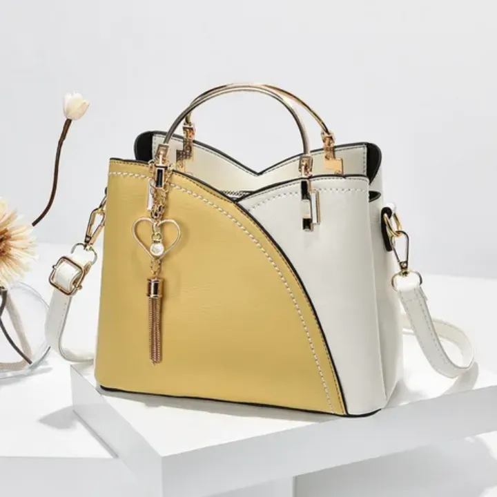 Sac à Main Femme Élégant Bicolore avec Poignée Métallique et Pendentif Charm – Style Chic et Moderne en Cuir PU