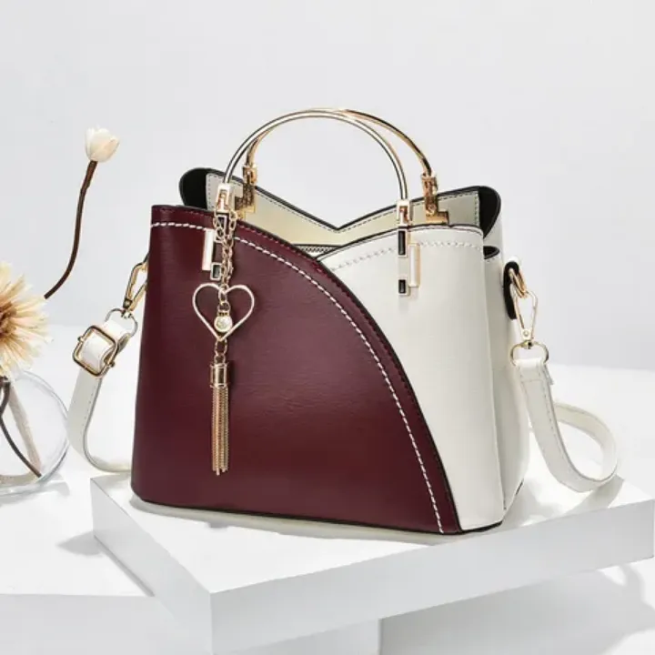 Sac à Main Femme Élégant Bicolore avec Poignée Métallique et Pendentif Charm – Style Chic et Moderne en Cuir PU