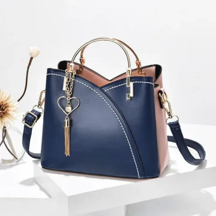 Sac à Main Femme Élégant Bicolore avec Poignée Métallique et Pendentif Charm – Style Chic et Moderne en Cuir PU
