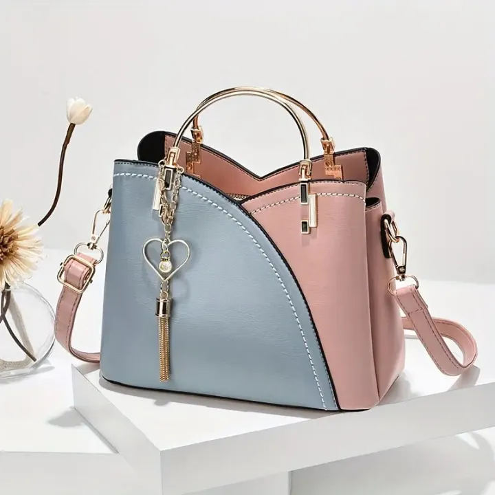 Sac à Main Femme Élégant Bicolore avec Poignée Métallique et Pendentif Charm – Style Chic et Moderne en Cuir PU