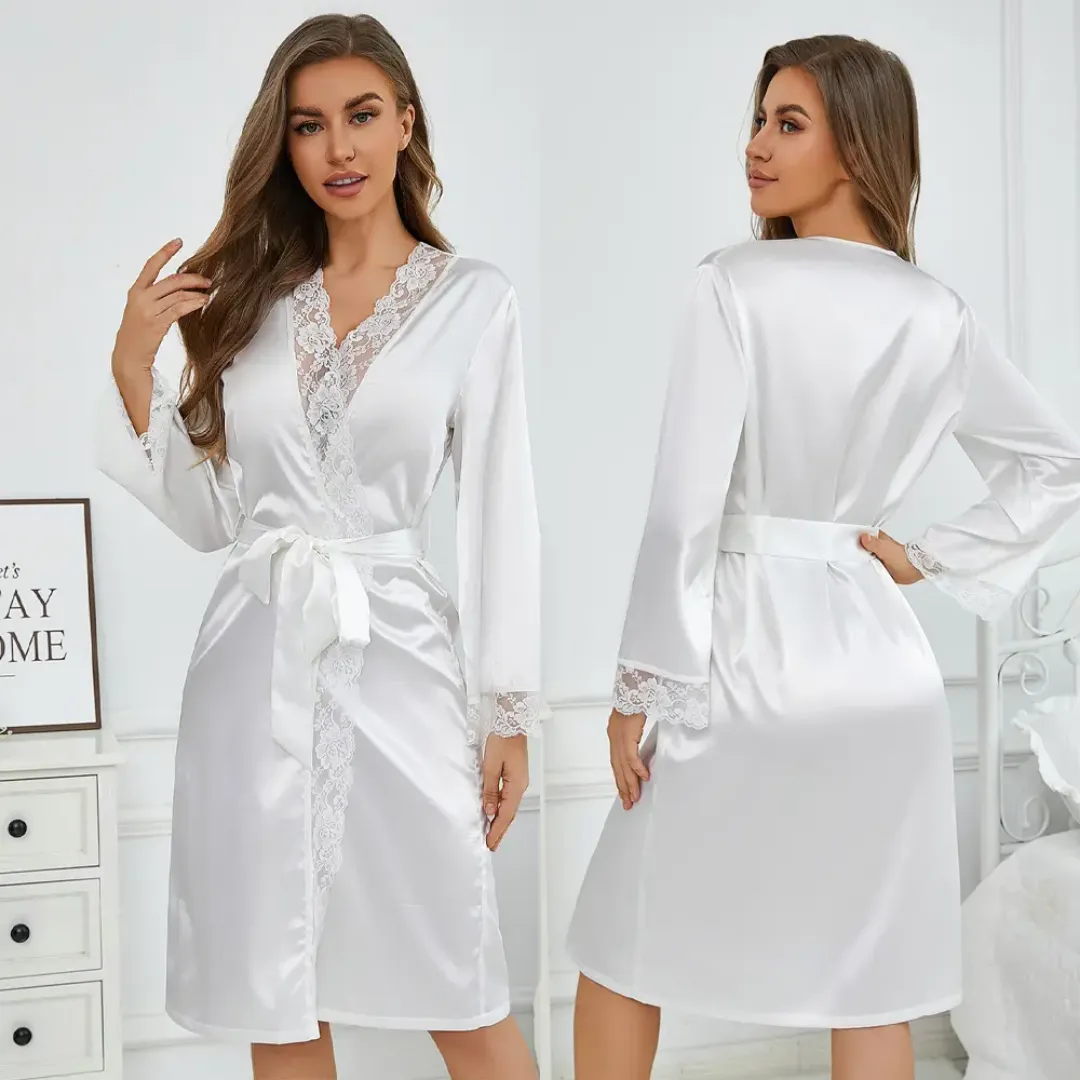 Robe de chambre satinée avec dentelle – Élégance et sensualité