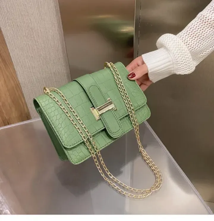 Pack Sac à Main Rouge Femme avec FoularPetit Sac Bandoulière Femme – Imitation Croco avec Chaîne Dorée, Élégant et Abordabled, Porte-Monnaie et Montre – Élégance et Raffinement