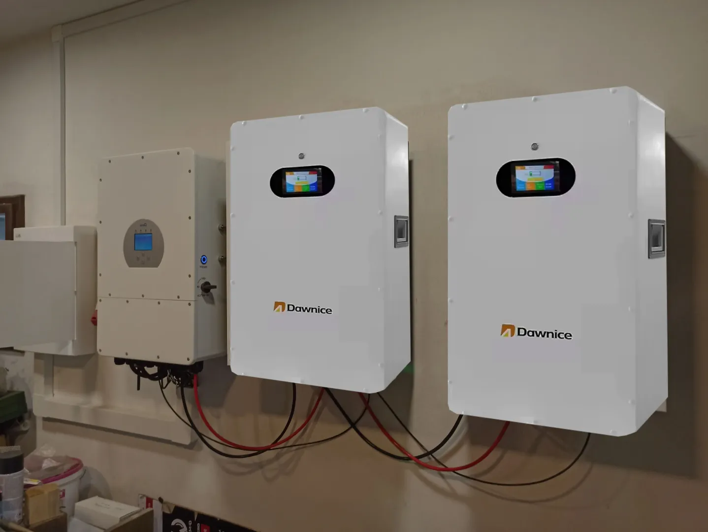 Batterie Murale Lithium LiFePO4 51.2V 206Ah (10.55kWh) - Écran Tactile, WiFi & Bluetooth - 6000+ Cycles