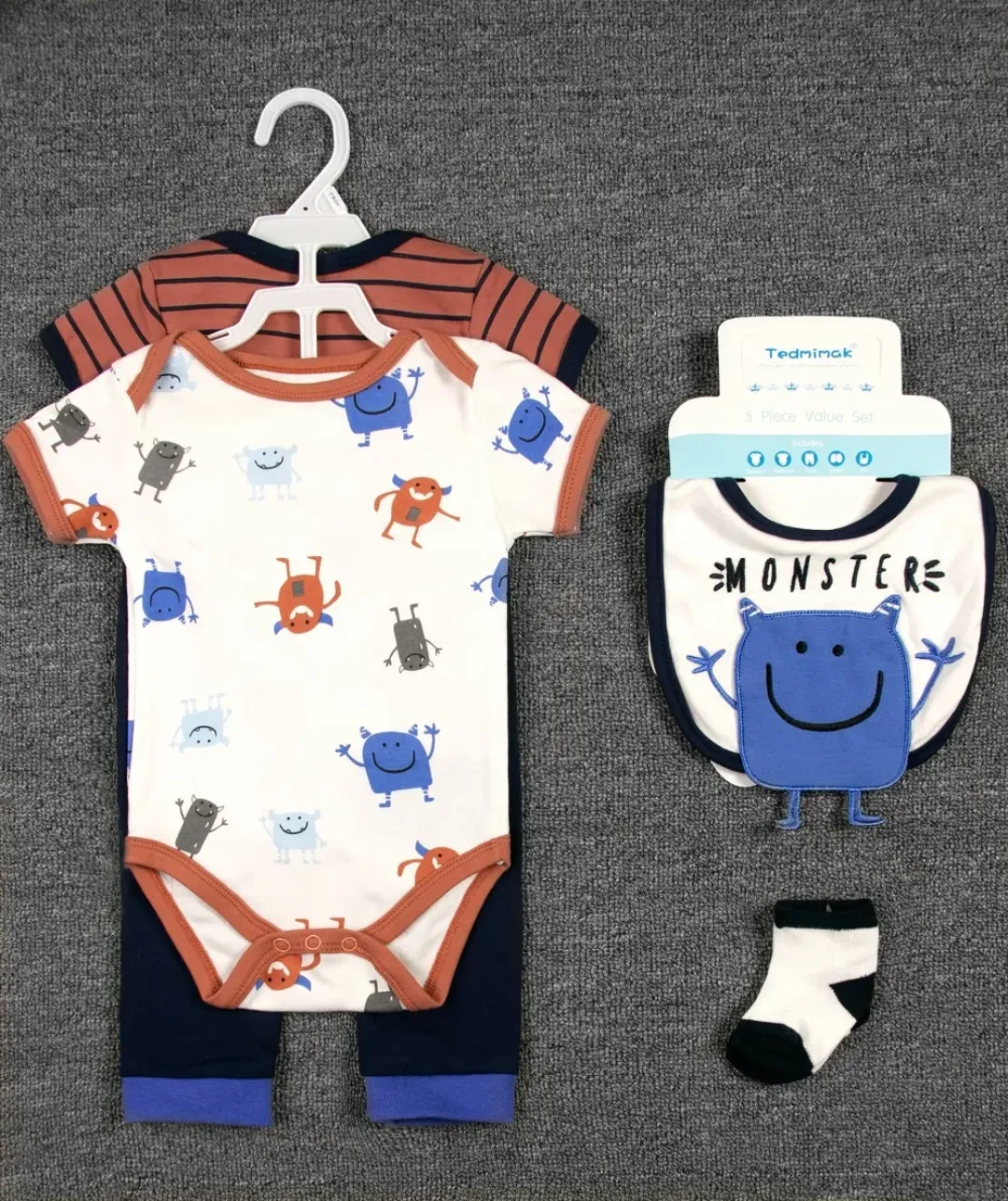 Ensemble Bébé 5 en 1 – Barboteuse, Pantalon, Bavoir, Chaussettes et Gants – Motif Fleur – 3 à 12 Mois