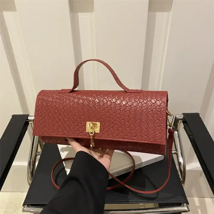 Mini Sac à Main Long avec Fermoir Doré – Élégance Compacte