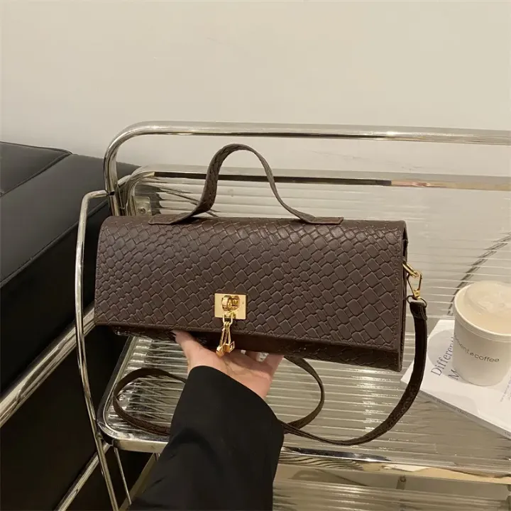 Mini Sac à Main Long avec Fermoir Doré – Élégance Compacte
