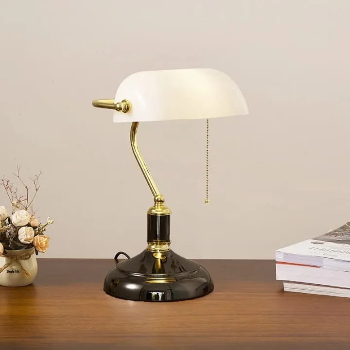 Lampe Banquier Classique avec Abat-Jour en Verre Blanc – TQ22020A