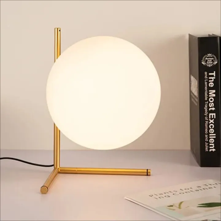Lampe Globe Dorée avec Structure Croisée – TQ22034