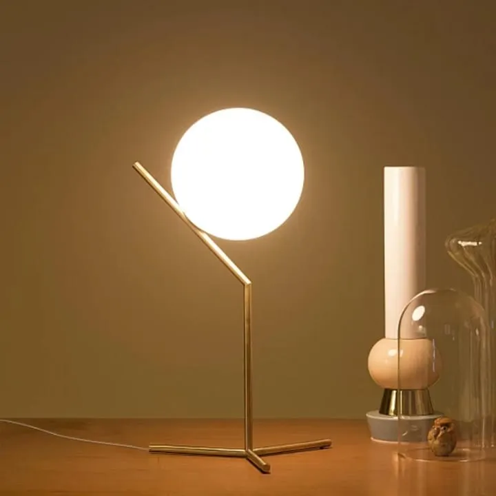 Lampe Globe en Verre Opale sur Structure Dorée – TQ22032