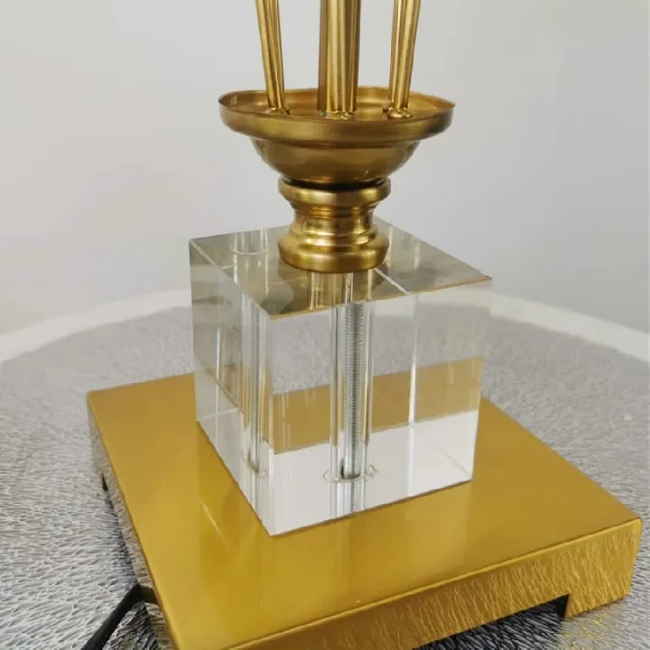 Lampe Colonne Dorée avec Abat-Jour Blanc – YF-167S