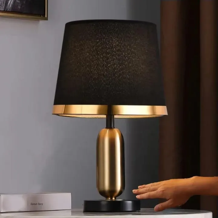 Lampe Dorée avec Abat-Jour Noir – YF-253A