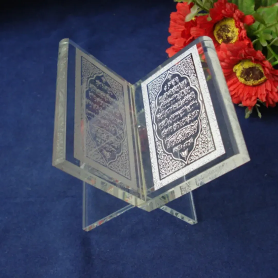 Coran en Cristal Gravé – Objet Décoratif Spirituel de Luxe, Présentoir en Verre Transparent