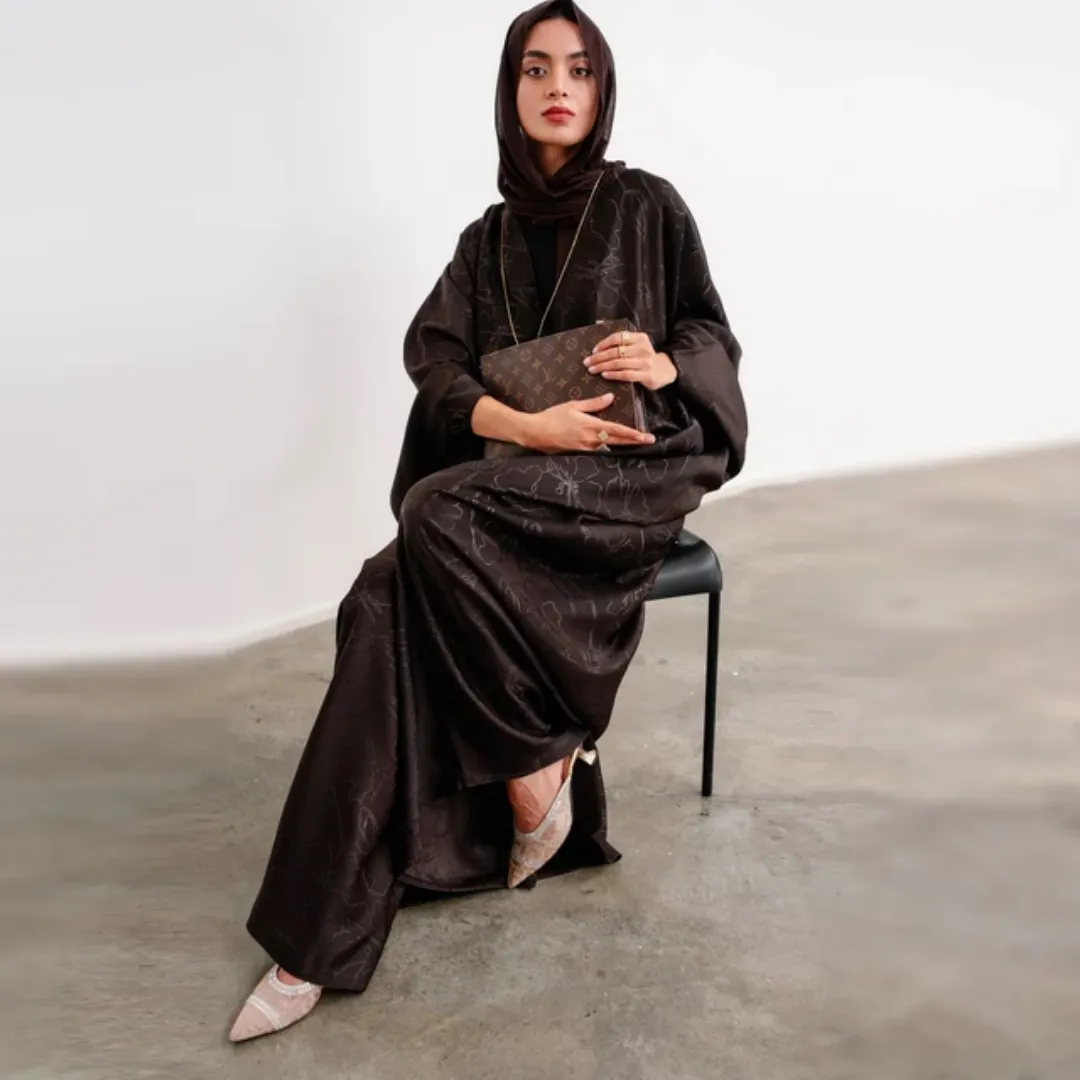 Abaya Papillon Luxe LORIYA – Tissu Texturé Satiné avec Hijab Assorti pour Femmes Élégantes