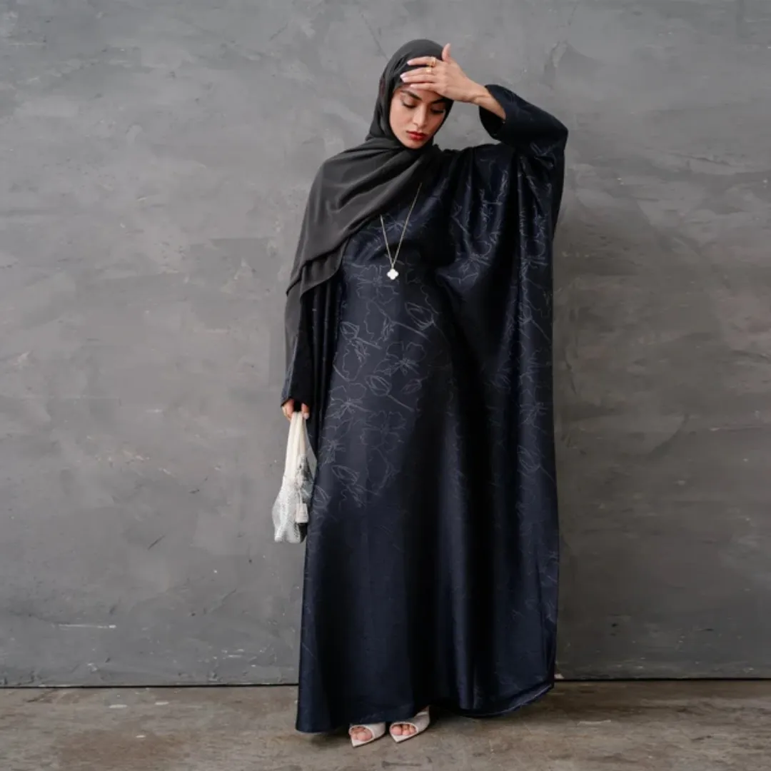Abaya Papillon Luxe LORIYA – Tissu Texturé Satiné avec Hijab Assorti pour Femmes Élégantes