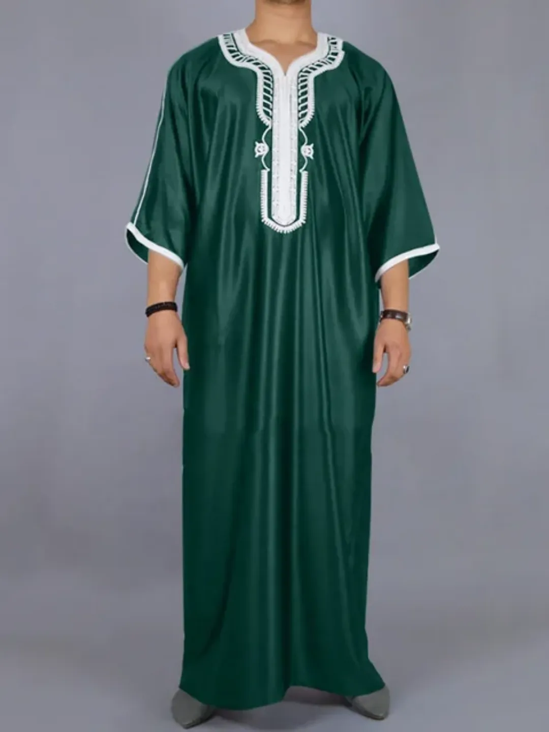 Adoptez l’élégance traditionnelle avec cette superbe djellaba noire, confectionnée dans un tissu fluide et léger. Ses magnifiques broderies blanches au niveau du col et des manches ajoutent une touche