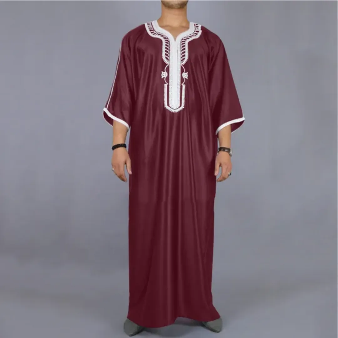 Adoptez l’élégance traditionnelle avec cette superbe djellaba noire, confectionnée dans un tissu fluide et léger. Ses magnifiques broderies blanches au niveau du col et des manches ajoutent une touche