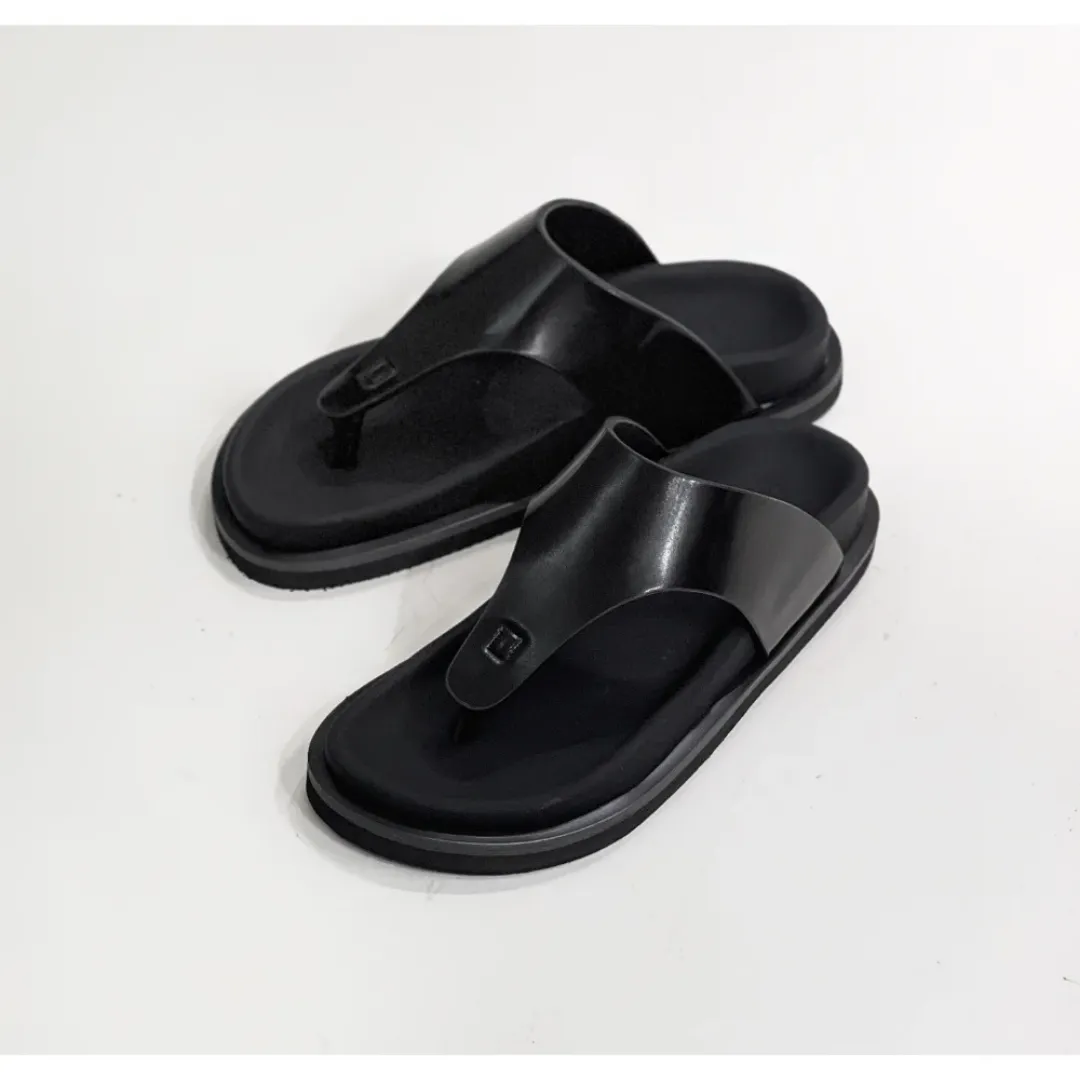 Sandales Homme Tendance – Claquettes Tongs Minimalistes en Similicuir (Noir, Blanc, Beige)   ---
