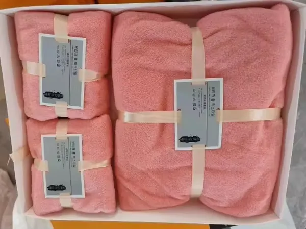 Coffret Luxe de Serviettes Ultra-Douces – 4 Pièces | Idée Cadeau Élégante | 100% Coton Premium