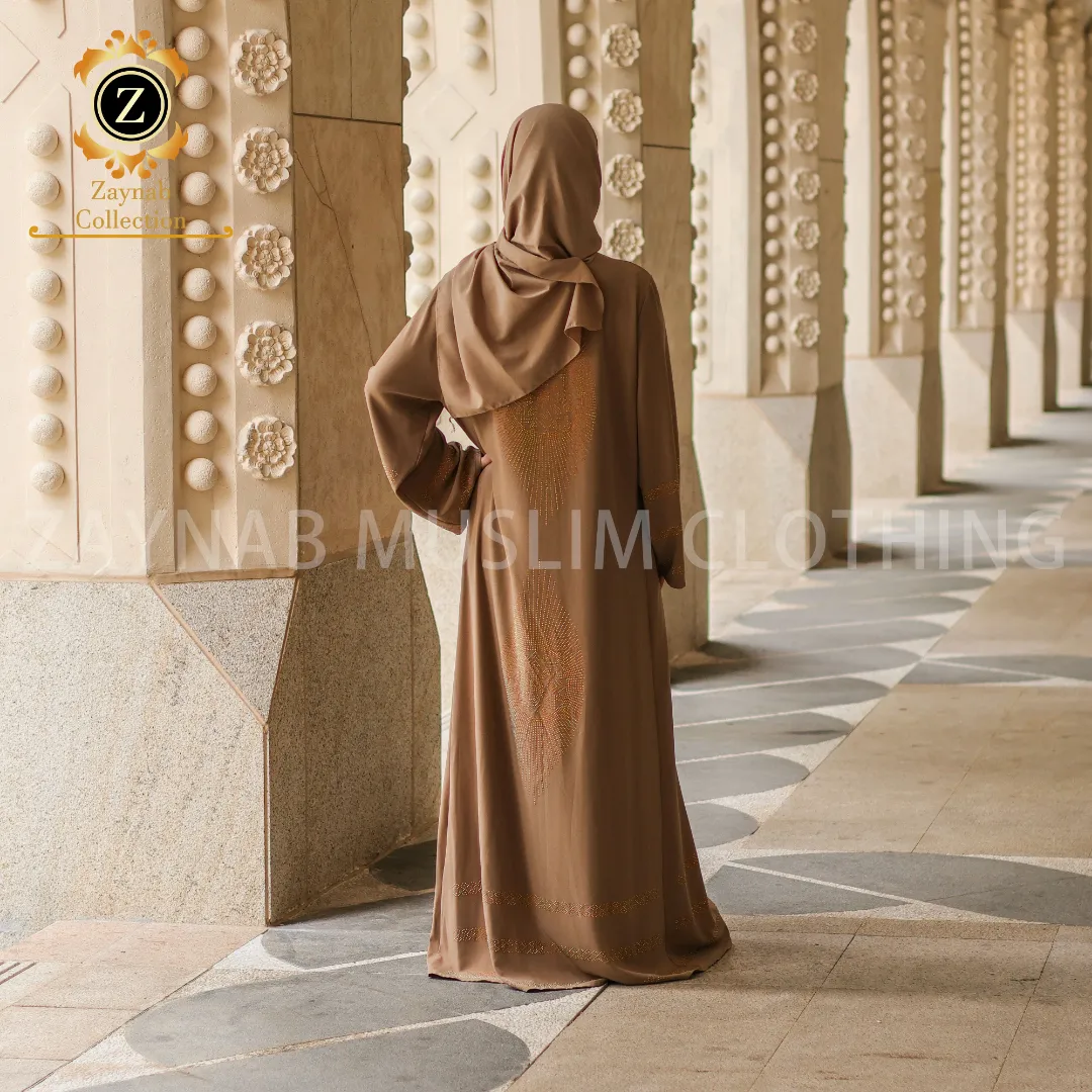 Laissez-vous sublimer par cette somptueuse abaya couleur caramel, signée Zaynab Collection 🤎