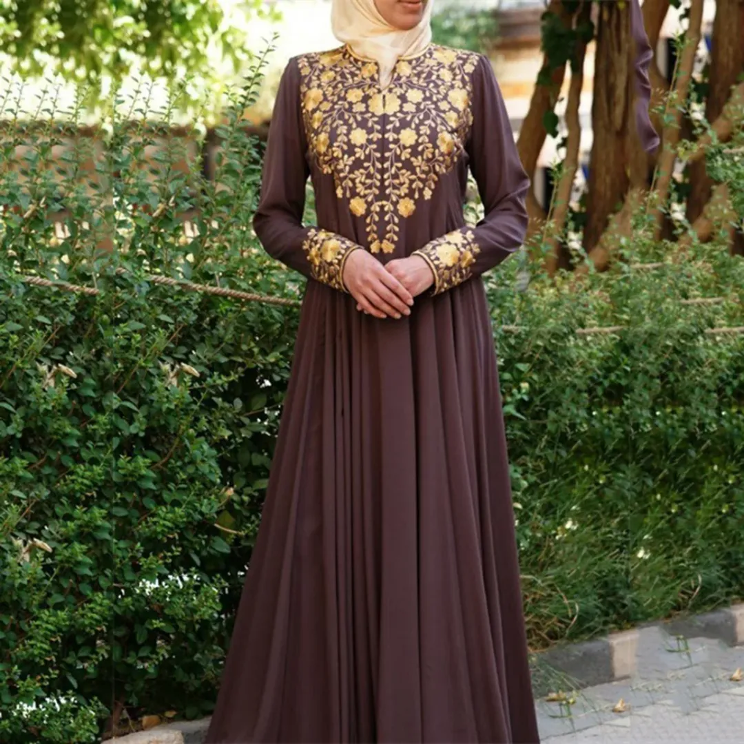 Robe Longue Évasée avec Broderies Dorées – Élégance Orientale