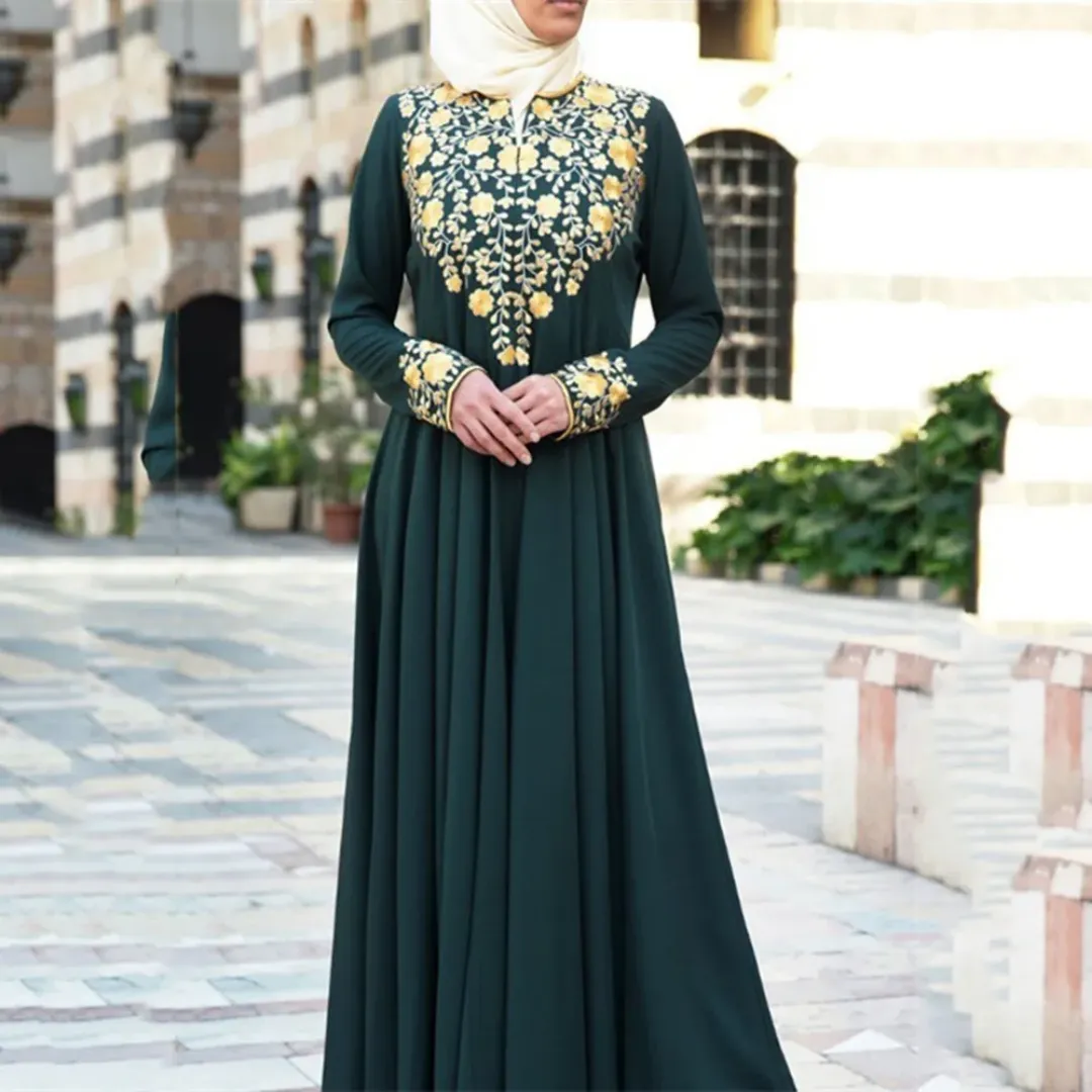 Robe Longue Évasée avec Broderies Dorées – Élégance Orientale