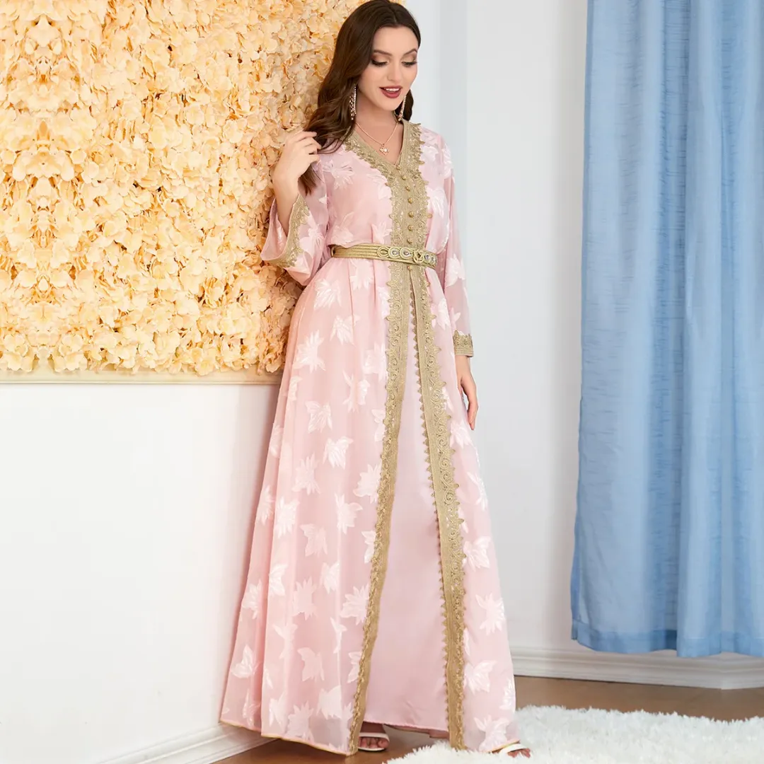Caftan Chic Brodé avec Ceinture Dorée – Élégance Royale