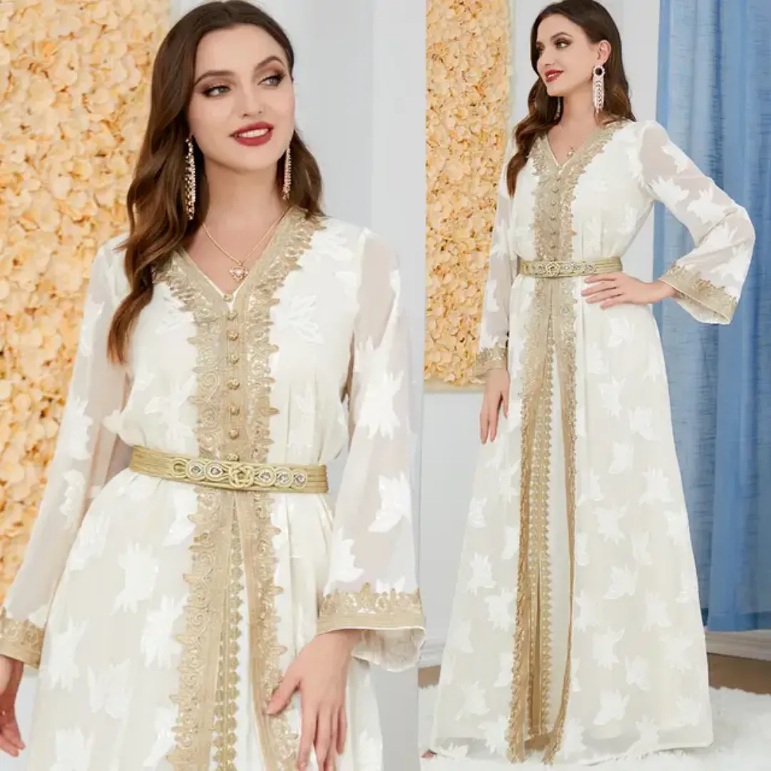 Caftan Chic Brodé avec Ceinture Dorée – Élégance Royale