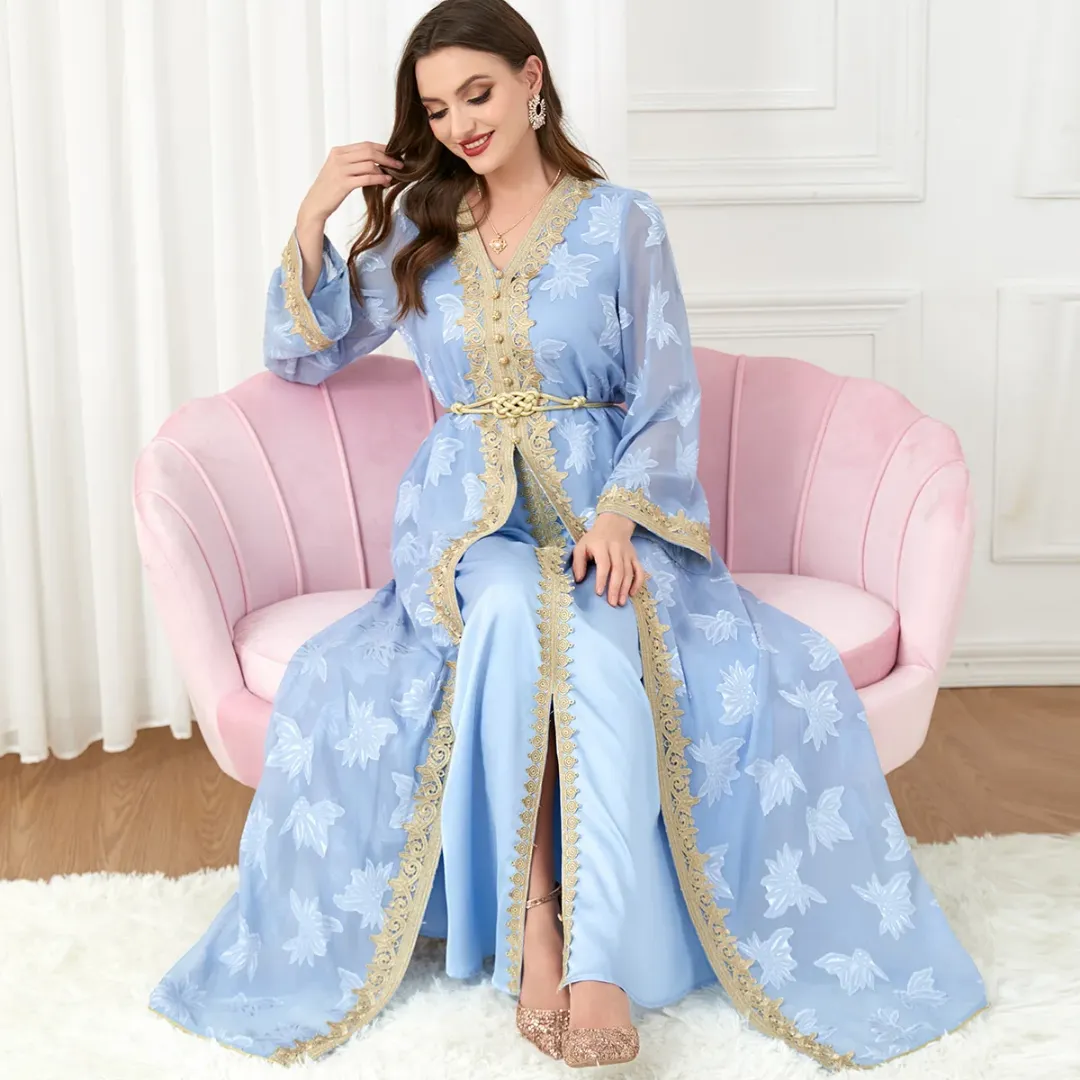 Caftan Chic Brodé avec Ceinture Dorée – Élégance Royale