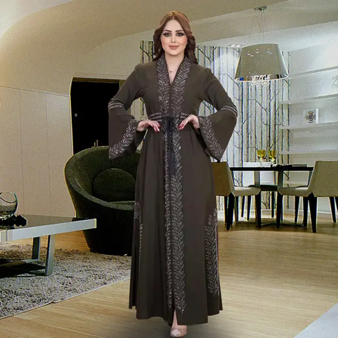 Abaya Élégante avec Motifs Brodés et Ceinture Tressée