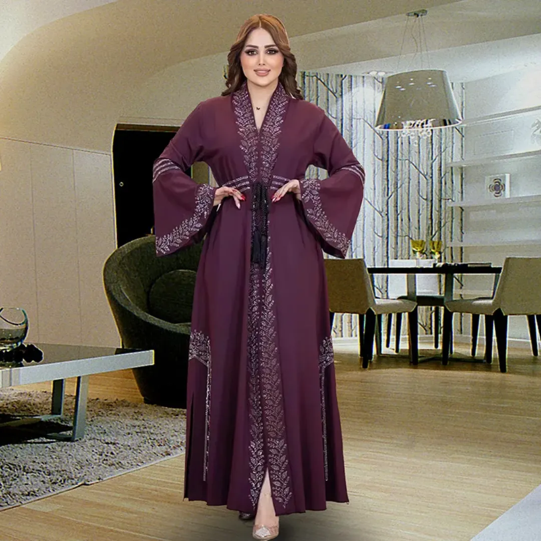 Abaya Élégante avec Motifs Brodés et Ceinture Tressée