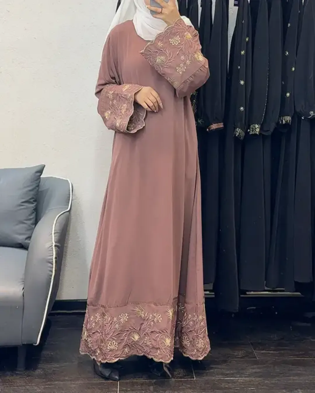 Robe Longue Évasée avec Broderies Florales sur les Manches et l’Ourlet