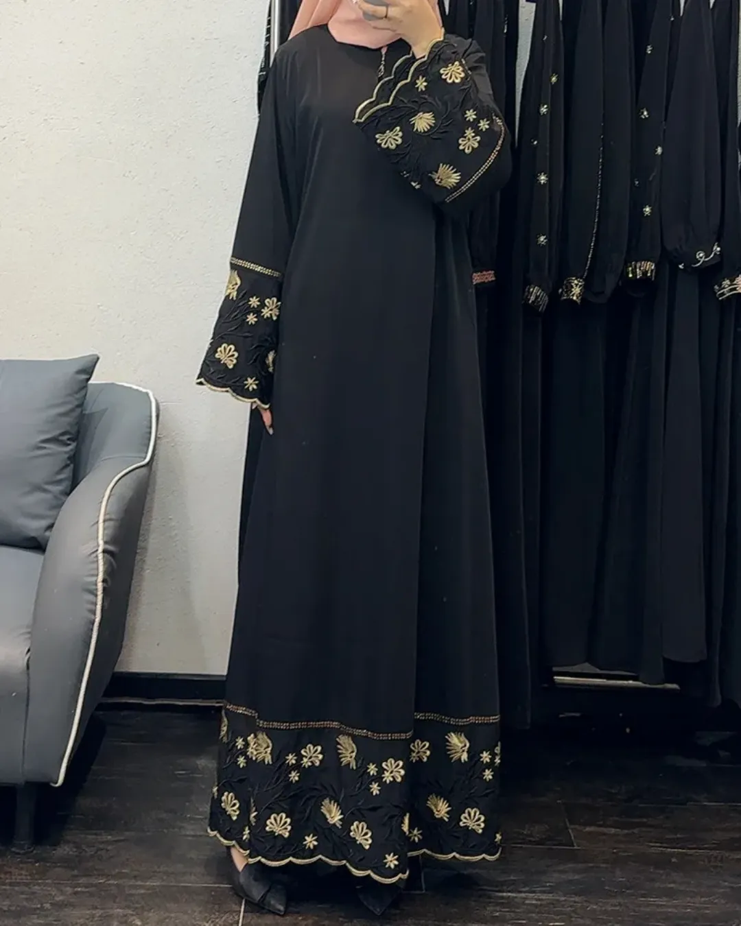 Robe Longue Évasée avec Broderies Florales sur les Manches et l’Ourlet