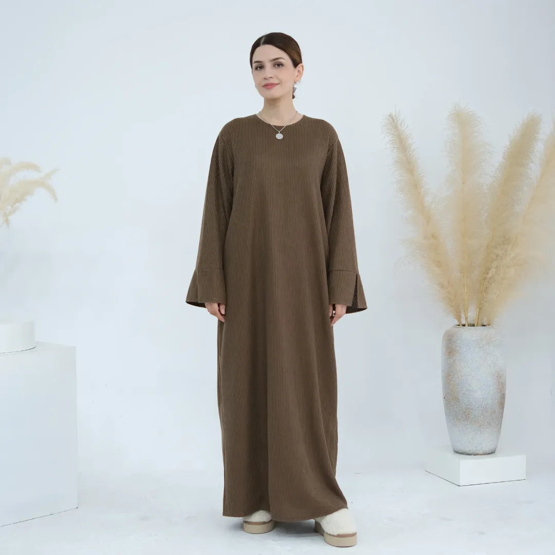 Abaya Hiver en Tricot Côtelé avec Manches Longues Évasées