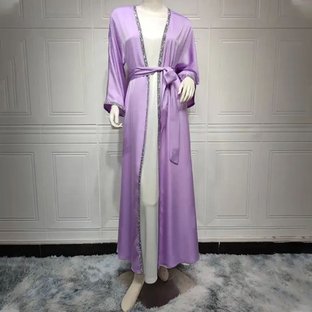 Kimono Satiné Luxe – Finitions Pailletées et Ceinture