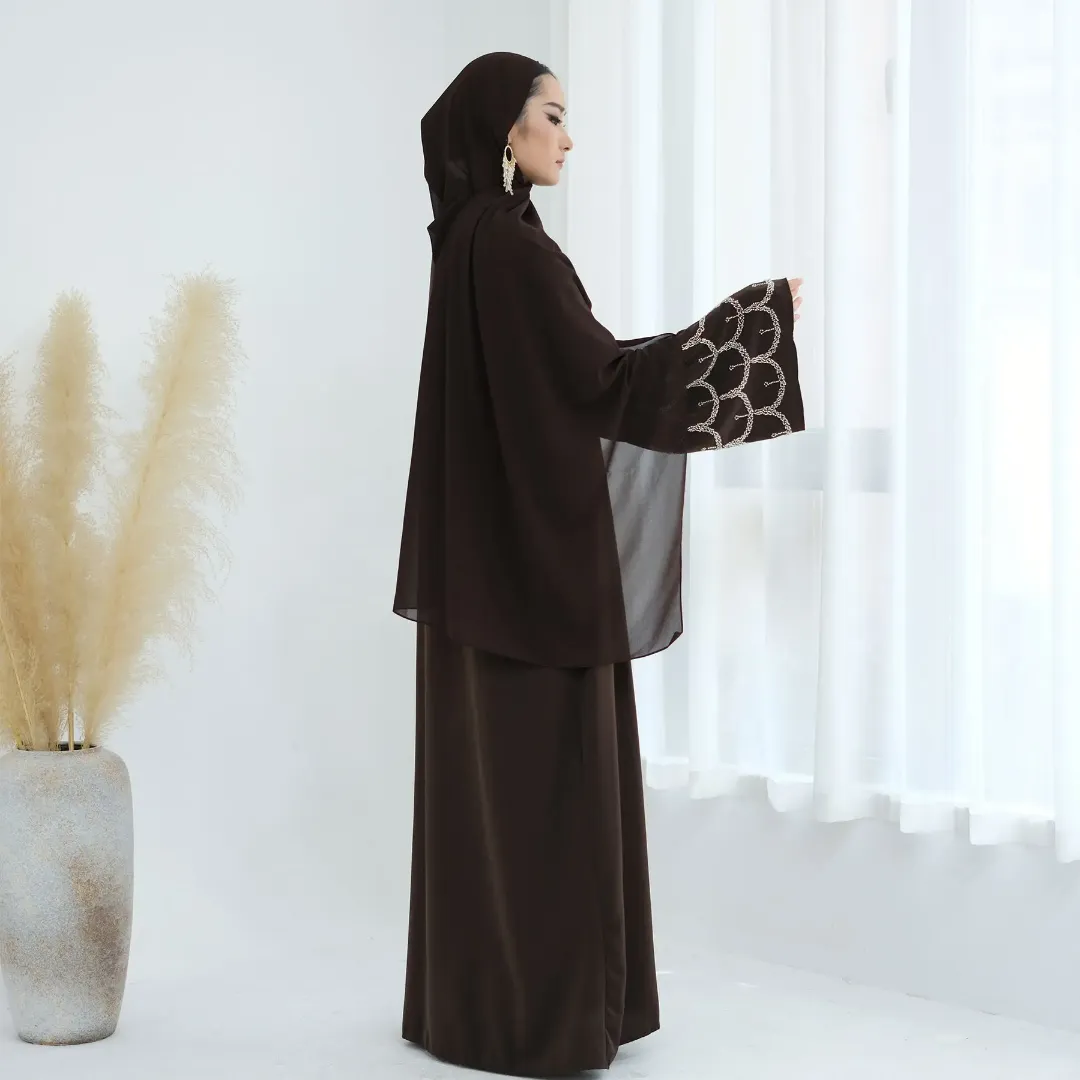 Abaya Élégance Perlée – Manches Brodées et Hijab Assorti