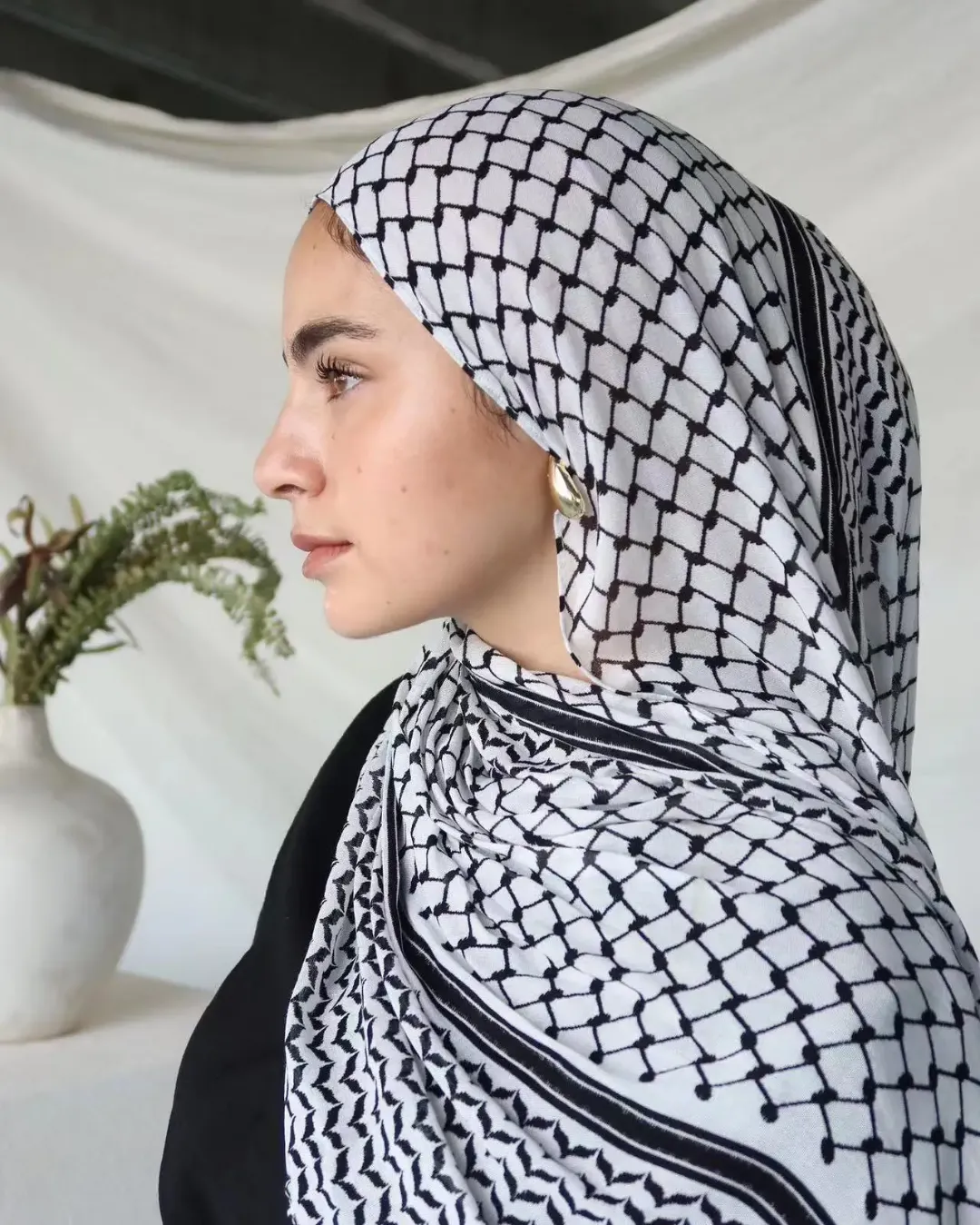 Abaya Élégance Perlée – Manches Brodées et Hijab Assorti