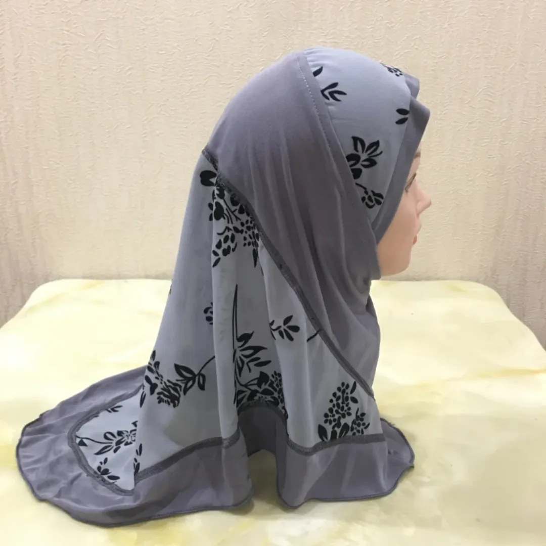Hijab Enfant à Enfiler – Motifs Floraux et Bordures Douces