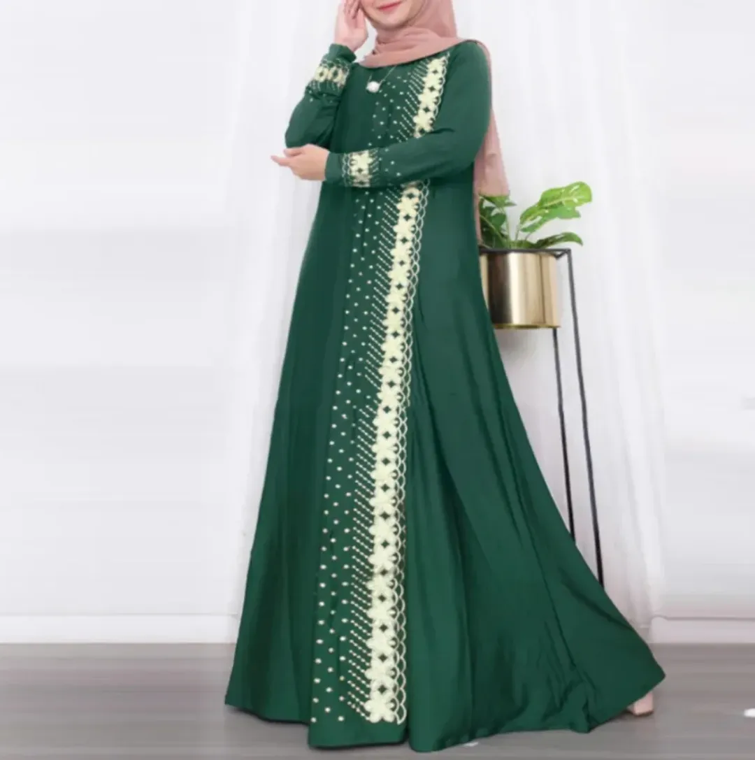 Robe Longue Hijab Élégante avec Broderies Latérales