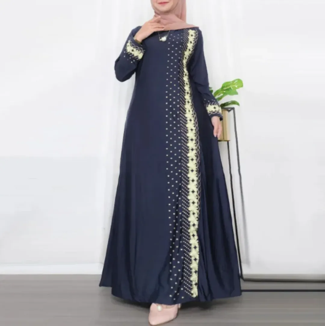 Robe Longue Hijab Élégante avec Broderies Latérales